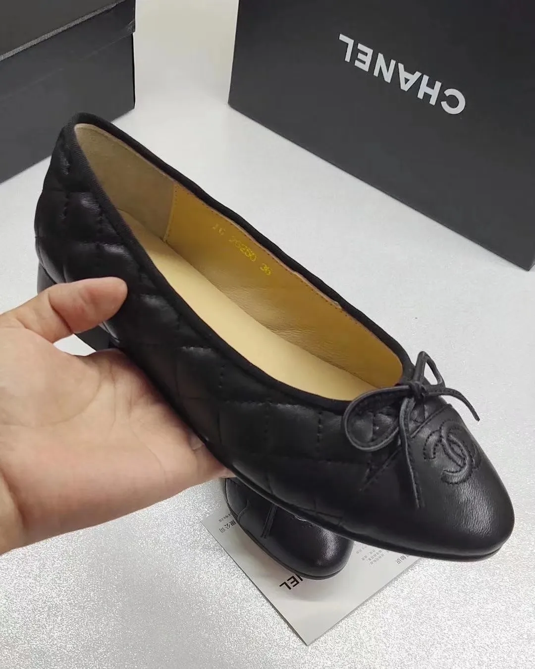 👟👟Ex-factory price 440👟👟 Chanel Chanel, ballet shoes, fashionable items, timeless classics, maintaining elegance. Exquisite style can be seen everywhere on the feet of celebrities and Internet celebrities. Luxury, replica of the popular original that will never fade away, upper; imported mixed sheepskin, inner sheepskin, size 35-41, genuine leather sole. There are too many colors for this type of fabric, please come to us for enquiries.